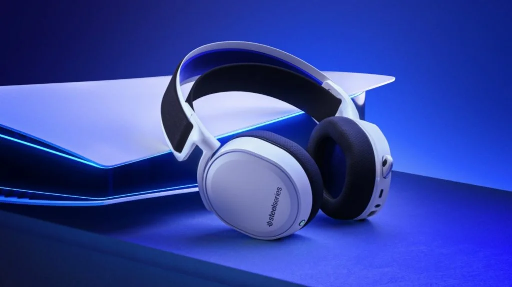 arctis_7p+_white_insitu_ps5_wide