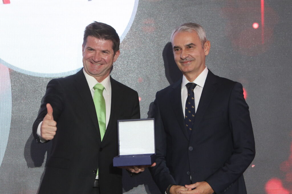 Dejan Turk, generalni direktor A1 Srbija i A1 Slovenija prima nagradu Green company 1