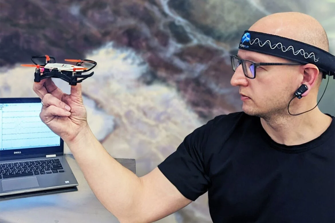 dron kontrolisan mislima