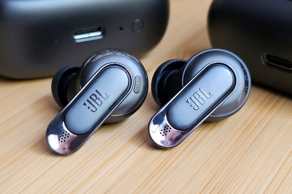 JBL Tour Pro 3 4