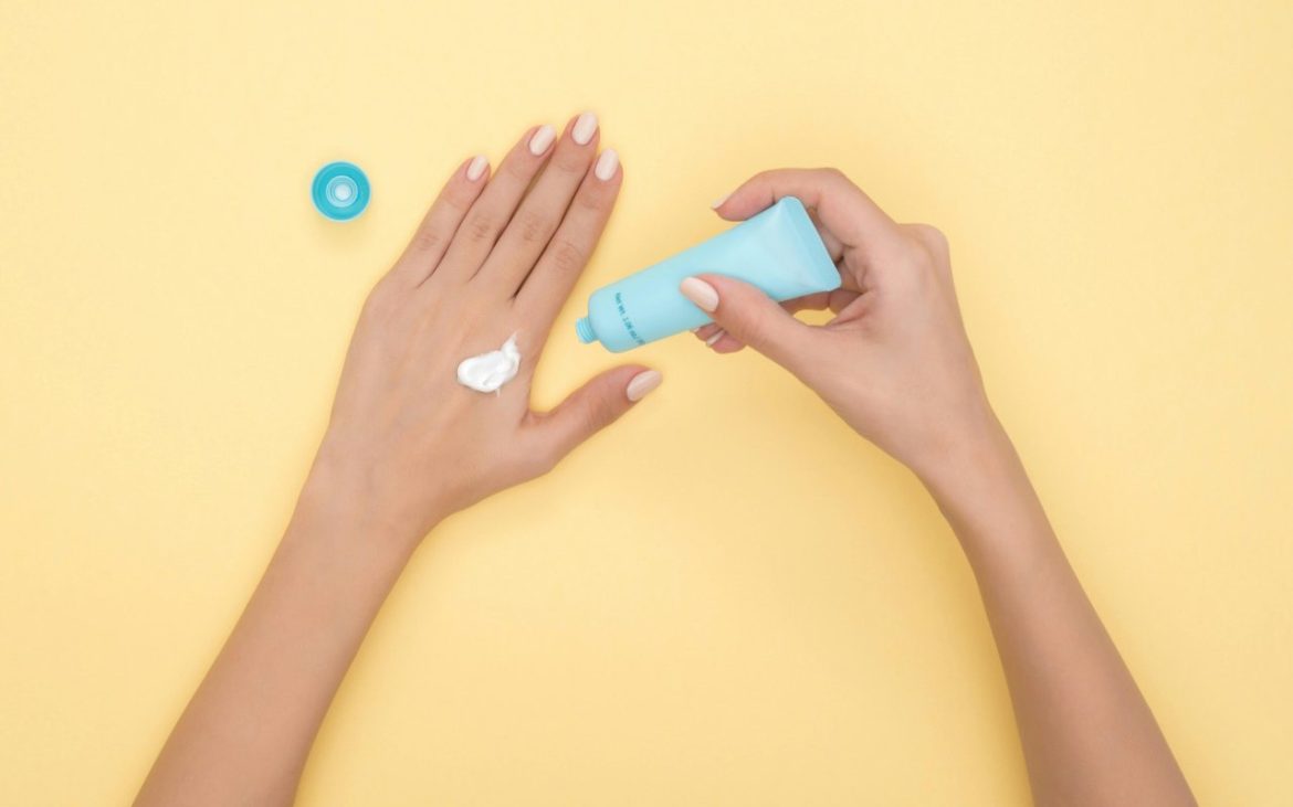 Stavljanje kreme za ruke