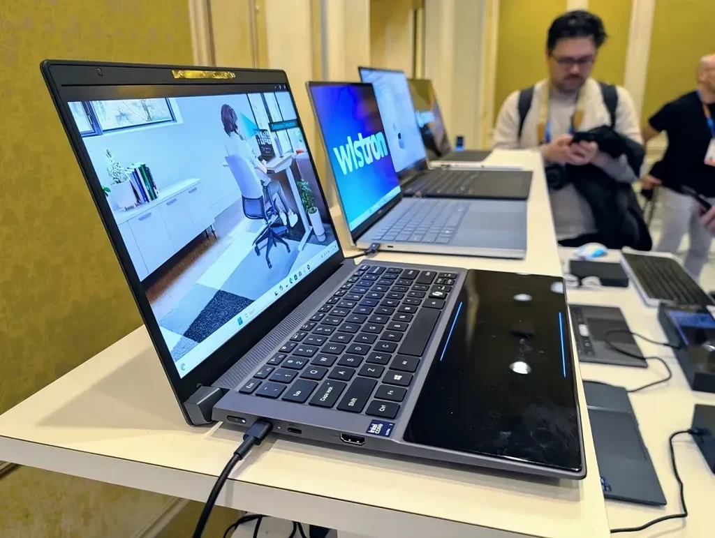 Intel prikazuje next-gen modularne prenosne uređaje i Lunar Lake laptope na CES 2025 2