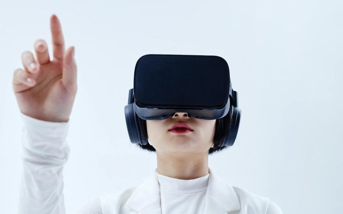 Devojka u beloj odeći sa naočarima za virtualnu realnost.