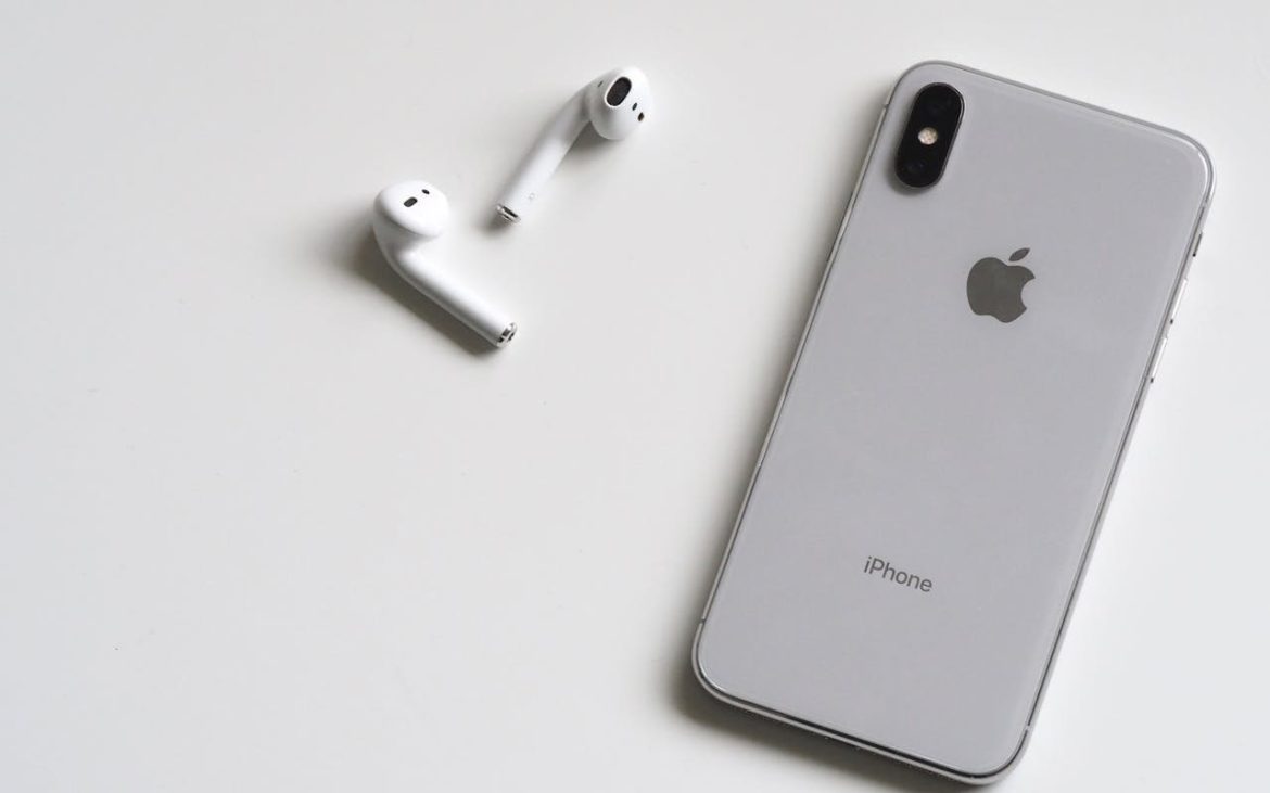 Iphone i slušalice na stolu