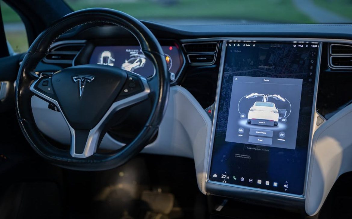 Volan i kompjuterski displej u Tesla automobilu