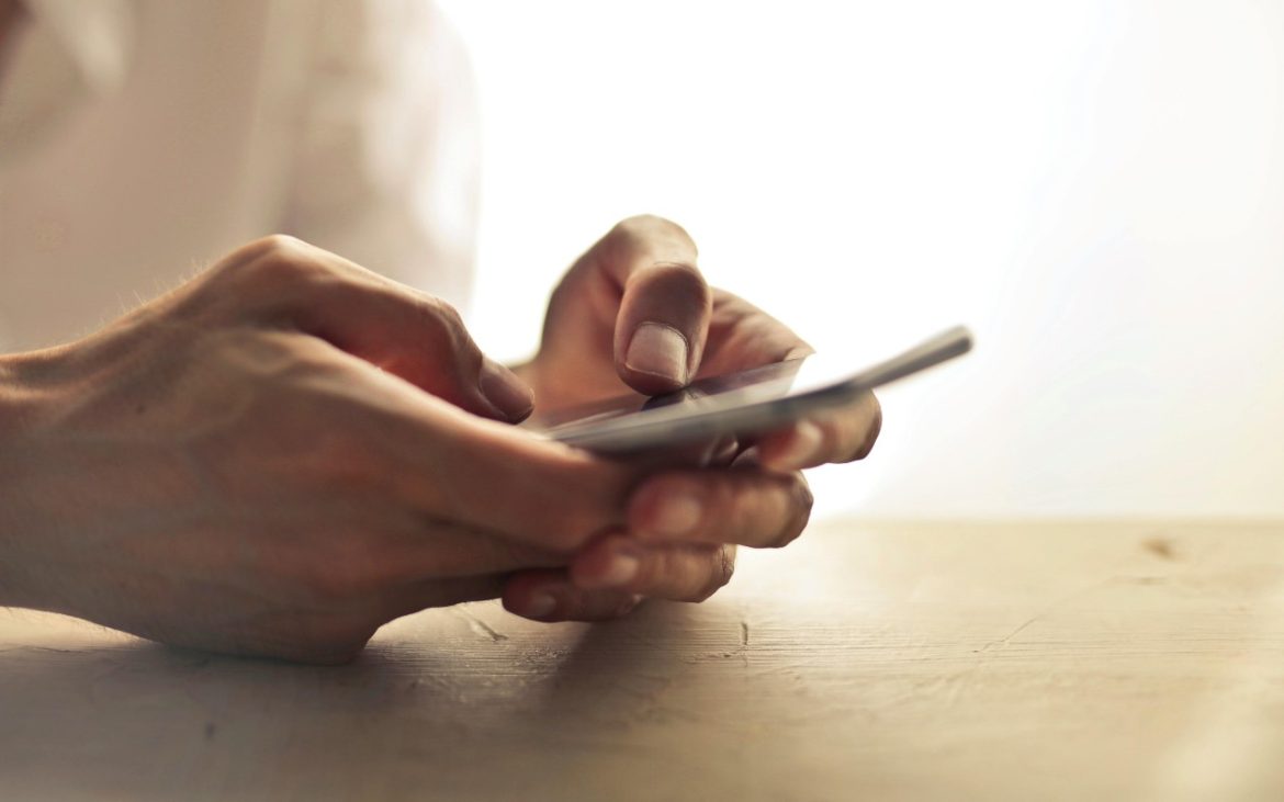 Osoba koristi mobilni telefon