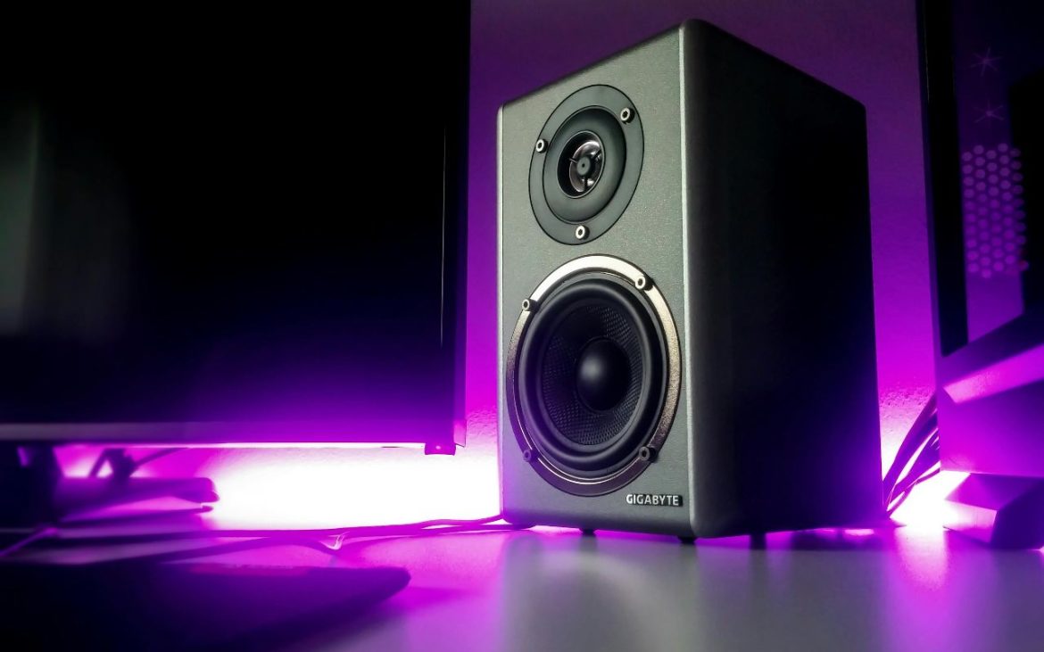 Veliki zvučnik na stolu