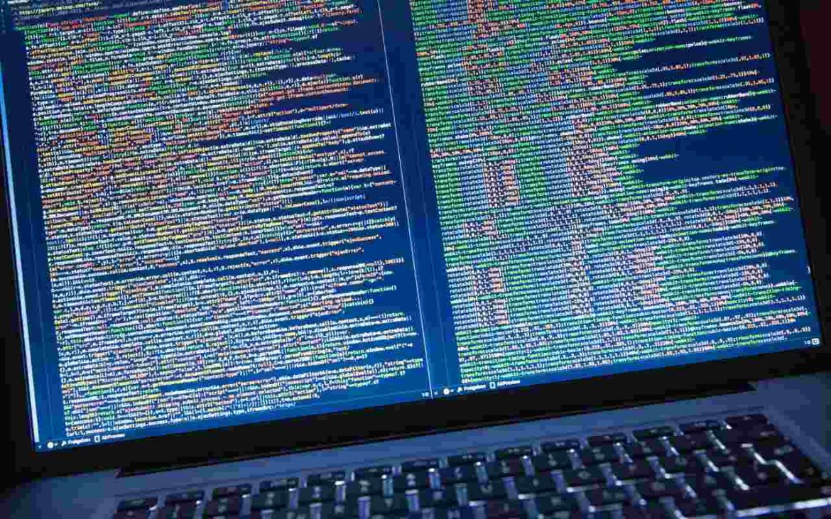 Laptop na kome se vidi programski kod