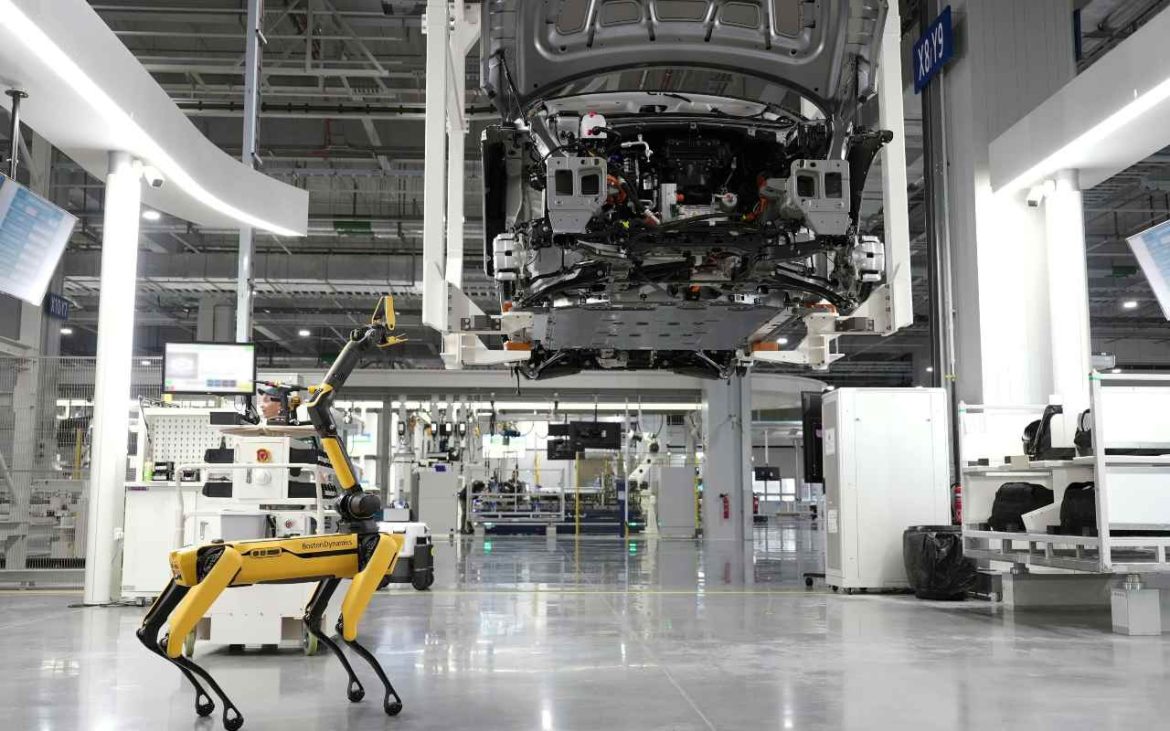 Robot u fabrici automobila