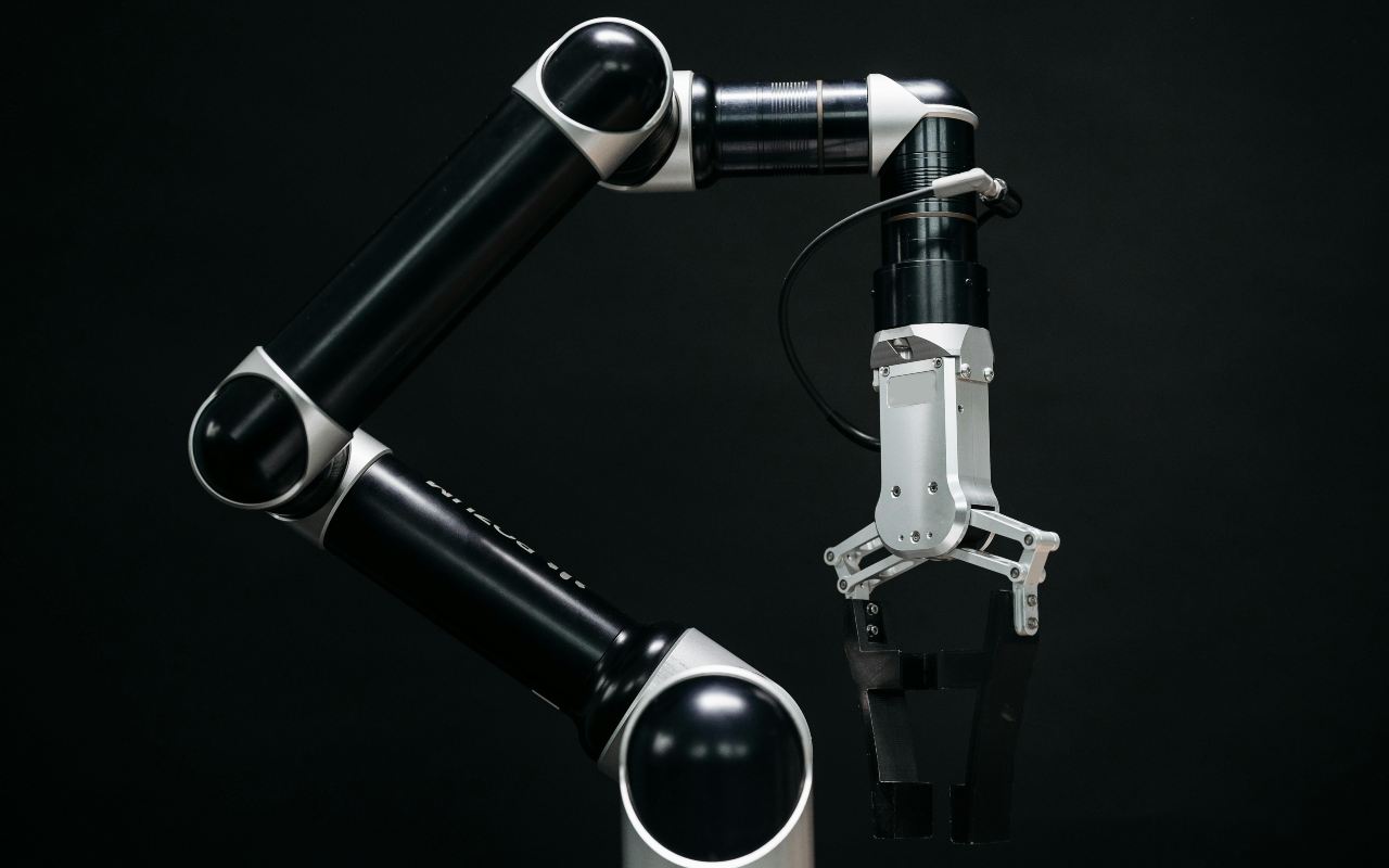 Industrijski robot na crnoj površini