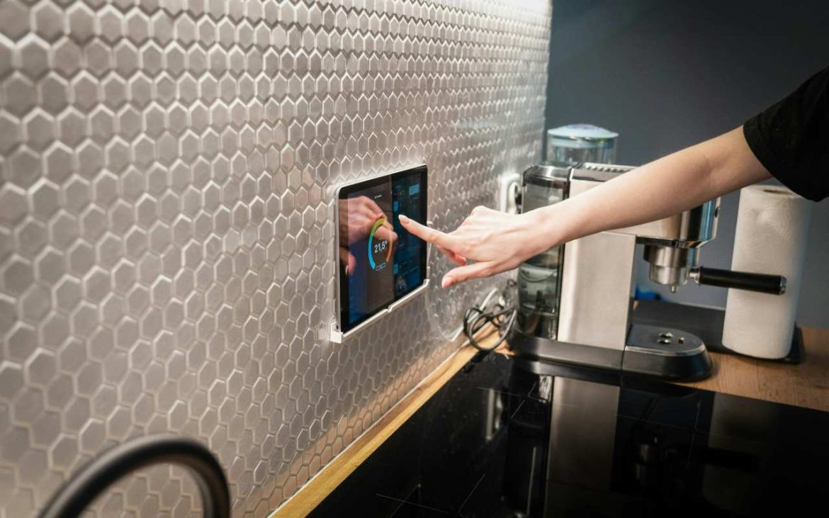 Osoba pritiska pametni displej na zidu