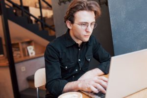 junior programer AI industrija licenciranje