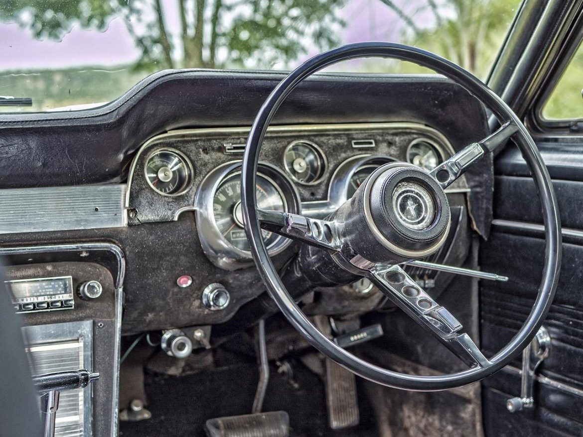 Volan i stara komandna tabla u unutrašnjosti automobila