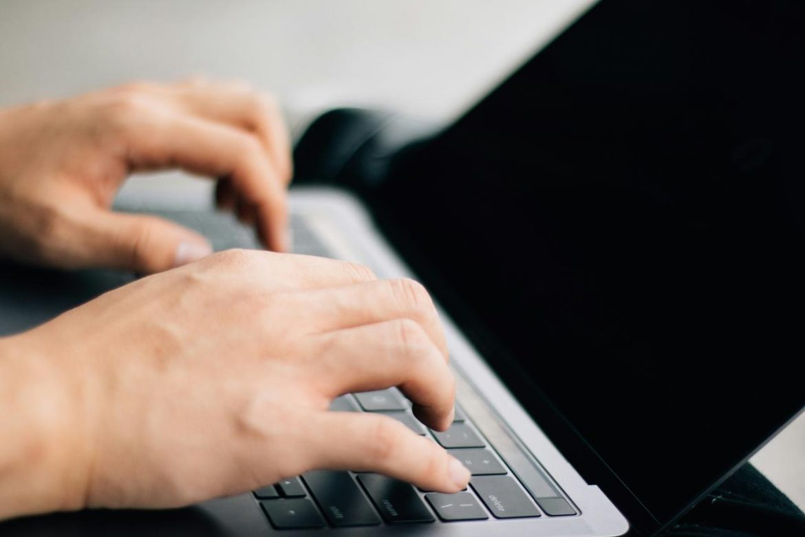 Ruke kucaju na tastaturi računara