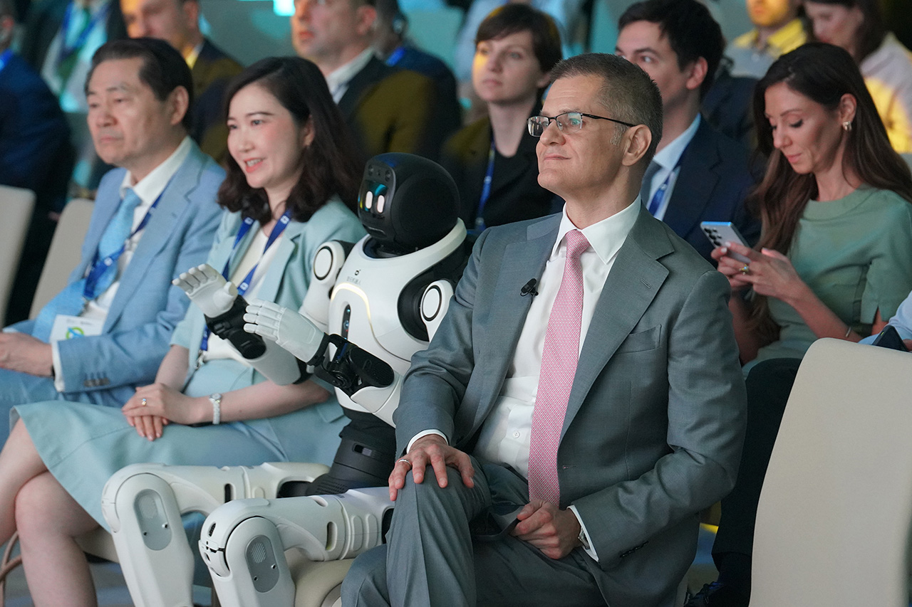 Vuk Jeremić sa AGIBOT robotom (Foto Dragan Kujundžić)