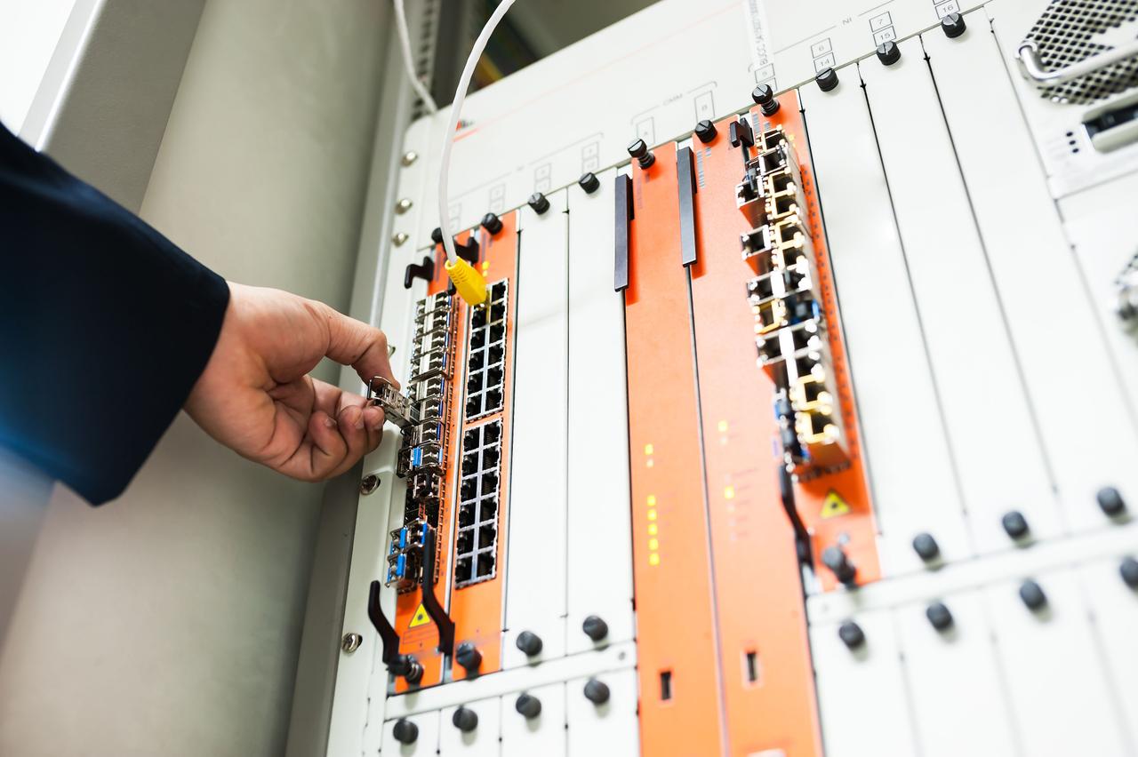 Ruka umešta SFP modul u mrežni razvodni orman