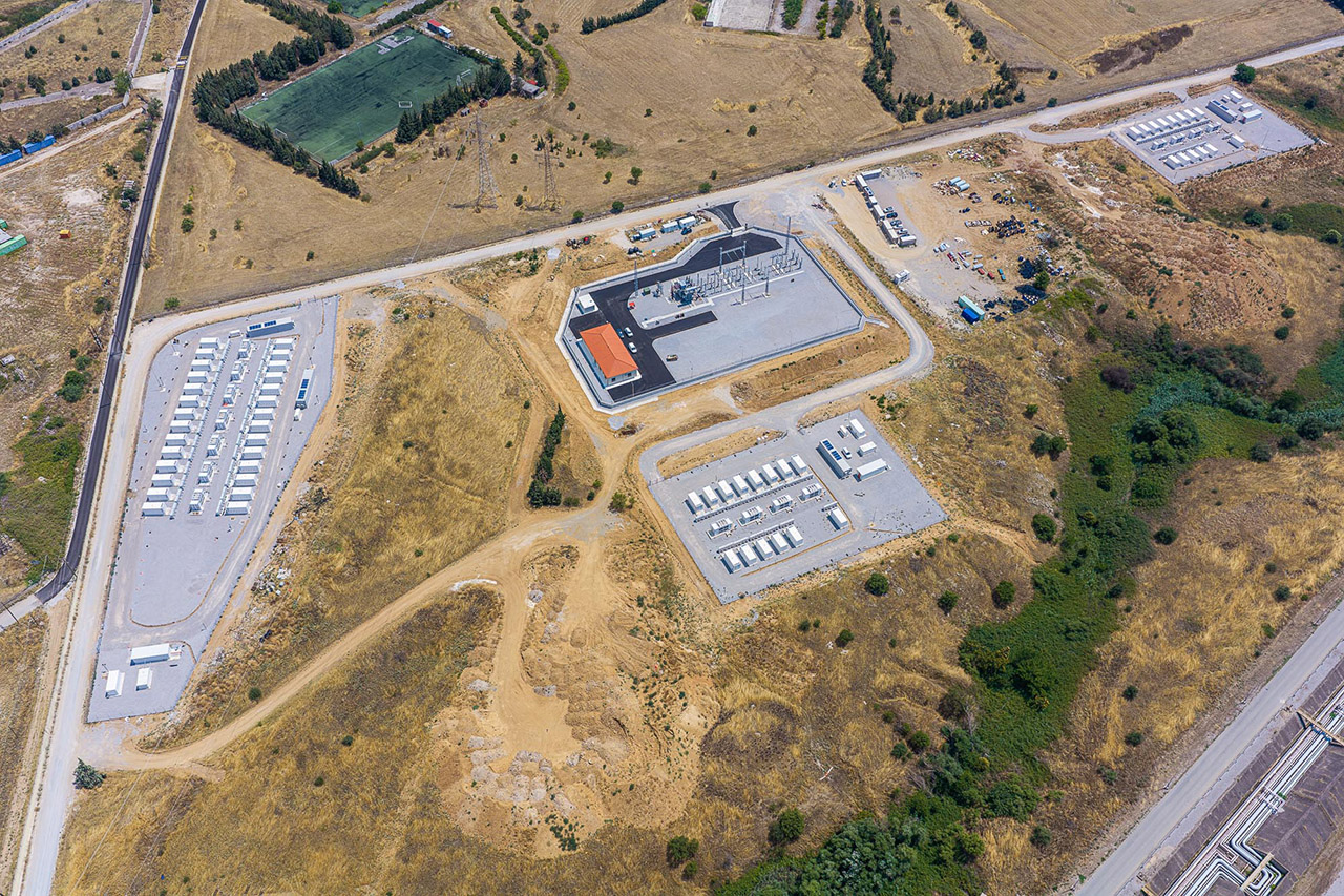 Pogled na unutrašnjost baterijskog bloka u okviru novog projekta kompanije HELLENiQ ENERGY za skladištenje električne energije na lokaciji industrijskog kompleksa u Solunu